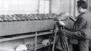Flaminio Bertoni in zijn atelier met tal van TPV van ontwerpen