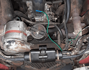 Reserve condensator van de ontsteking met draadje tussen de bobine en carburateur