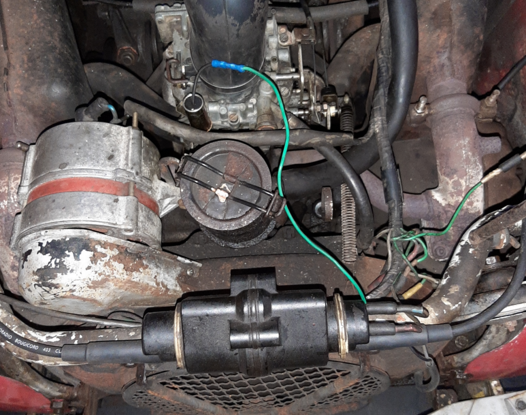 Noodoplossing bij weigerende ontsteking (waarbij de condensator kapot of verdacht is): Hang een reserve condensator met een verlengd draadje tussen de bobine en een boutje van de carburateur.