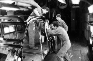 Productie van 2CV's in de fabriek in Levallois Frankrijk